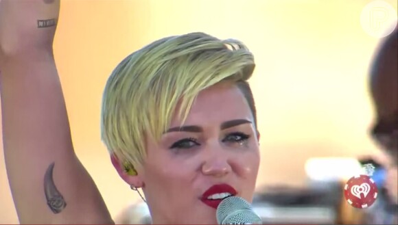 Miley Cyrus chora durante sua primeira apresentação no IHeartRadio Music Festival