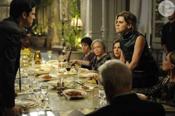 Félix (Mateus Solano) foi desmascarado pela própria mulher, Edith (Bárbara Paz), em frente de toda a família Khoury