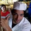 Fabinho (Humberto Carrão) consegue emprego em uma padaria, em 'Sangue Bom'