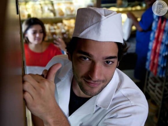 Fabinho (Humberto Carrão) consegue emprego em uma padaria, em 'Sangue Bom'