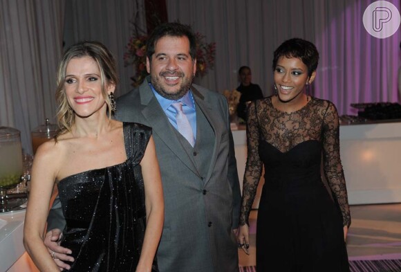 Leandro Hassum posa com Ingrid Guimarães e Taís Araújo