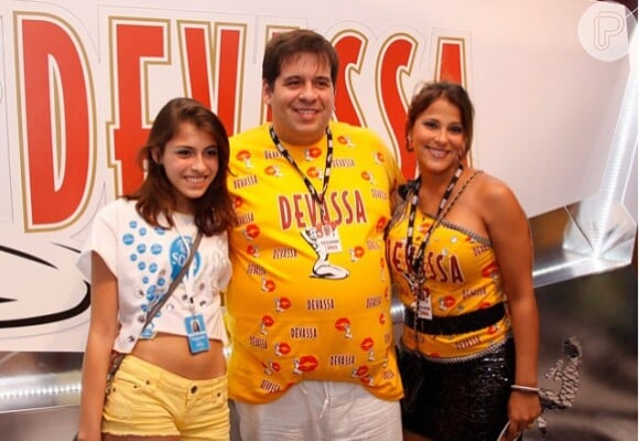 Leandro Hassum curte o carnaval no Rio de Janeiro em um dos camarotes da Sapucaí ao lado da mulher, Karina Gomes Ramos, e a filha do casal, Pietra Hassum