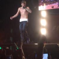 Justin Bieber faz show com cueca à mostra e é criticado: 'Levanta a calça!'