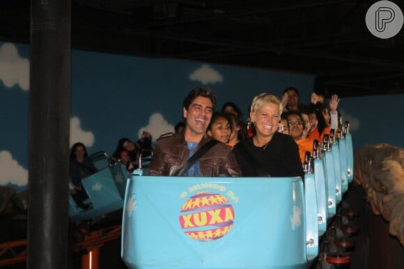 Xuxa e Junno se divertiram na montanha russa do parque que leva seu nome, o 'Mundo Xuxa'
