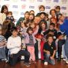 Xuxa posa com crianças com sindome de down em visita a comemoração de 10 anos de seu parque