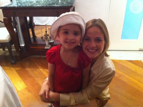 Luiza Valdetaro com a filha, Maria Luiza, que passou por um delicado  tratamento contra leucemia no ano passado