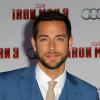 Zachary Levi compareceu a um evento do filme 'Iron Man 3' com um terno azul, mantendo o hábito de usar colete