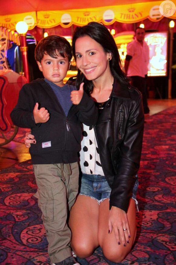 Juliana Knust levou o filho, Matheus, ao circo Tihany na noite de quarta-feira, 25 de setembro de 2013