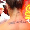 Giselle Itié fez uma tatuagem nas costas com a frase "A verdade vos libertará" em latim