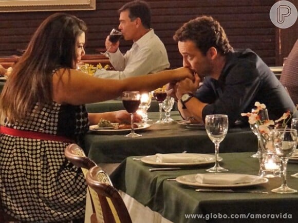 Num jantar romântico, Daniel (Rodrigo Andrade) pede Perséfone (Fabiana Karla) em namoro, em 'Amor à Vida'