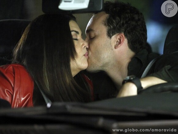 Daniel (Rodrigo Andrade) beija Perséfone (Fabiana Karla) sem querer, ao se despedir dela após uma carona, em 'Amor à Vida'