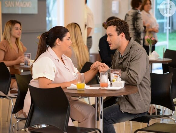 Perséfone (Fabiana Karla) e Daniel (Rodrigo Andrade) se tornaram amigos, em 'Amor à Vida'