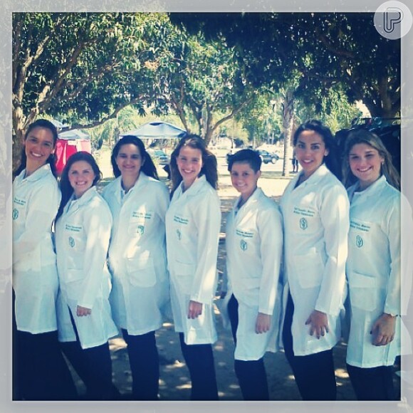 Debby Lagranha comemora com as amigas a formatura em Medicina Veterinária