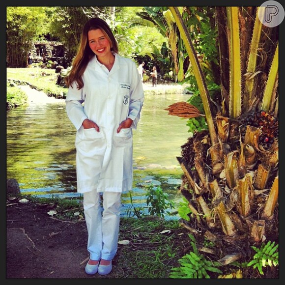 Debby Lagranha se forma em Veterinária e posa com jaleco branco