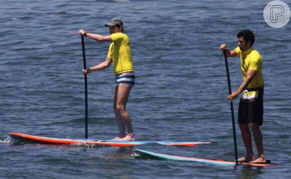 Marcelo Serrado fez stand up paddle com um amigo na praia de Ipanema, no Rio de Janeiro, em 5 de dezembro de 2012