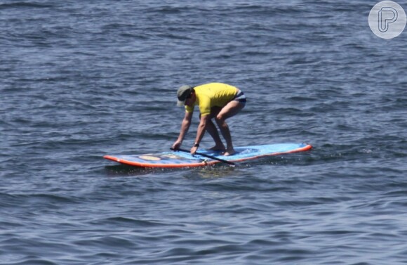 Marcelo Serrado tentou se equilibrar sobre a prancha na praia de Ipanema, em 5 de dezembro de 2012