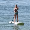 Yasmin Brunet praticou stand up paddle, na praia de Ipanema, na zona sul do Rio, em 18 de dezembro de 2012