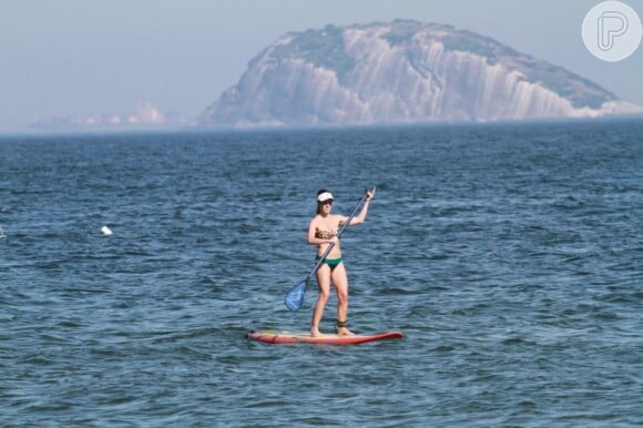 Fernanda Pontes exibiu um corpo sarado na hora de praticar o stand up paddle no mar do Rio