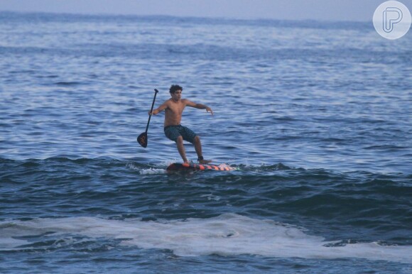 Caio Castro já praticou o stand up paddle e conseguiu até fazer movimentos do tradicional surfe, com a prancha, que é um pouco maior do que a usada no surfe tradicional