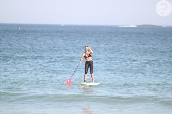 Giselle Itiê também pratica o esporte no mar da Barra da Tijuca, no Rio