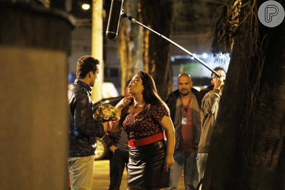 Perséfone (Fabiana Karla) acha que Daniel (Rodrigo Andrade) está fazendo uma brincadeira com ela, em 'Amor à Vida'