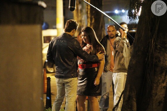 Perséfone (Fabiana Karla) mal consegue acreditar quando Daniel (Rodrigo Andrade) diz que quer ficar com ela para sempre, em 'Amor à Vida'