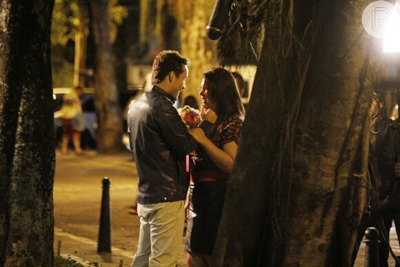 Daniel (Rodrigo Andrade) e Perséfone (Fabiana Karla) ficam noivos, em 'Amor à Vida'