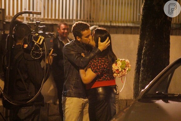 Noivos, Daniel (Rodrigo Andrade) e Perséfone (Fabiana Karla) se beijam, em cena de 'Amor à Vida'