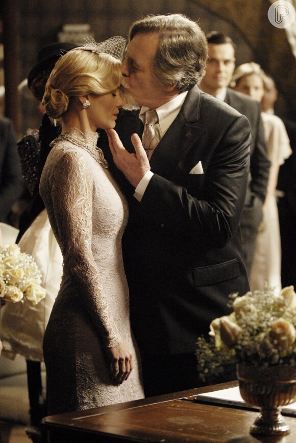 Iolanda (Carolina Dieckmann) chora durante a cerimônia de casamento, e recebe o beijo de Ernest (José de Abreu), depois do 'sim', em 'Joia Rara'