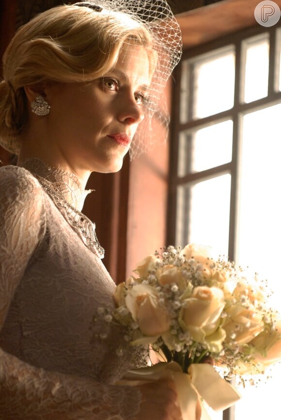 Iolanda (Carolina Dieckmann) se prepara para o casamento com Ernest (José de Abreu), arrasada, em 'Joia Rara'