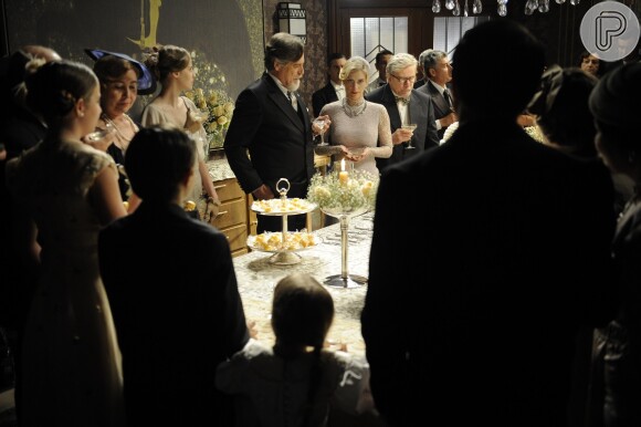 O casamento de Iolanda (Carolina Dieckmann) e Ernest (José de Abreu) acontece com um cerimônia simples e elegante, na mansão dos Hauser, em 'Joia Rara'