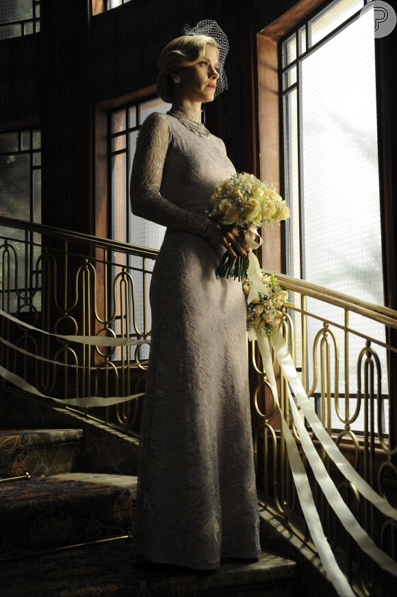 Iolanda (Carolina Dieckmann) usa um vestido todo feito em renda e cetim para se casar com Ernest (José de Abreu), em 'Joia Rara'