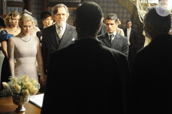 Contrariada, Iolanda (Carolina Dieckmann) se casa com Ernest (José de Abreu), com lágrimas nos olhos, em 'Joia Rara'