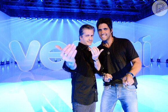 Victor e Léo se reuniram com o elenco da Globo para celebrar a nova grande de programação de 2013