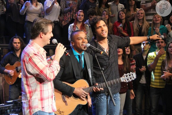 Victor e Léo cantaram com Alexandre Pires no programa 'Altas Horas'