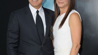 Sandra Bullock e George Clooney divulgam filme com a presença de Emma Watson