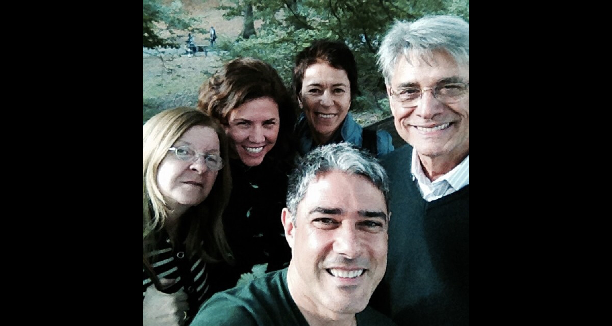 Foto: William Bonner com jornalistas da TV Globo durante viagem a Nova