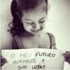 Samara Felippo apoia as manifestações pelo país e publicou uma foto da primogênita, Alícia, demonstrando que a menina já é engajada
