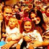 Samara Felippo e Carolinie Figueiredo levaram as filhas para um espetáculo juntas