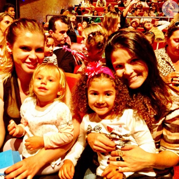 Samara Felippo e Carolinie Figueiredo levaram as filhas para um espetáculo juntas