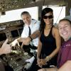 Rihanna tira fotos com a tripulação do avião que serviu como o local para uma festa de comemoração da nova turnê, '777'