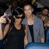 Rihanna posa ao lado de fãs durante festa em avião aterrissado, no aeroporto de Los Angeles