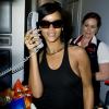 Rihanna posa ao lado do interfone usado por aeromoças no avião onde fez uma festa com fãs, no aeroporto de Los Angeles