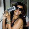 Rihanna se divertindo com o interfone usado por comissários de bordo