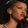 Rihanna canta a música inédita 'Stay', presente no novo álbum 'Unapologetic', no programa 'Saturday Night Live'
