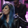 Demi Lovato exibi fios azuis em participação no programa do apresentador Jay Leno, em 2 de outubro de 2013