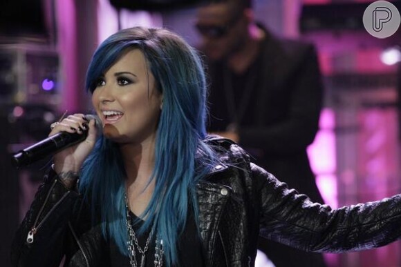 Demi Lovato exibi fios azuis em participação no programa do apresentador Jay Leno, em 2 de outubro de 2013