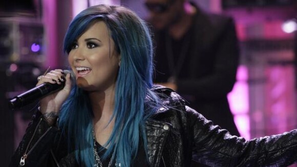 Demi Lovato pinta o cabelo de azul após anunciar nova turnê, 'Neon Lights Tour'