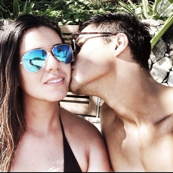 Micael Borges terminou o namoro com Sophia Abrahão há seis meses, e começou a namorar com a modelo Heloisy Oliveira dias depois, que está grávida de cinco meses de um menino, que será batizado de Zion
