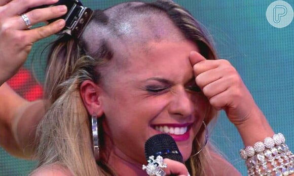 Babi Rossi teve o cabelo raspado no 'Pânico' em abril de 2012